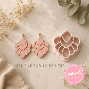 Puede incluir: Dos pendientes colgantes de color rosa claro mate con un diseño de pétalos festoneados y postes de bola dorados, junto con un cortador de plástico de color rosa claro a juego. El texto STL FILE FOR 3D PRINTER está impreso en el centro.