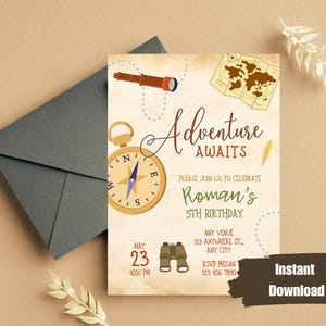 Puede incluir: Una invitación de cumpleaños con temática de viaje vintage. El diseño incluye una brújula, un mapa y unos prismáticos, con las palabras "Adventure Awaits". La invitación es para el 5º cumpleaños de Roman, con la fecha, la hora y la información de RSVP.
