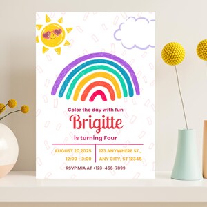 Könnte beinhalten: Eine farbenfrohe Geburtstagseinladung mit einem handgezeichneten Regenbogen, einer lächelnden Sonne und dem Namen "Brigitte". Die Einladung enthält Veranstaltungsdetails: Datum, Uhrzeit und Ort. Das Design ist verspielt und fröhlich.