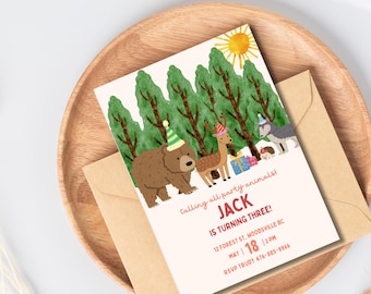 Peut inclure: Une invitation d'anniversaire avec une illustration à l'aquarelle d'animaux de la forêt, dont un ours, un cerf et un loup, portant des chapeaux de fête. L'invitation indique "Calling all party animals! Jack is turning three!" et comprend les détails de la date et du lieu.
