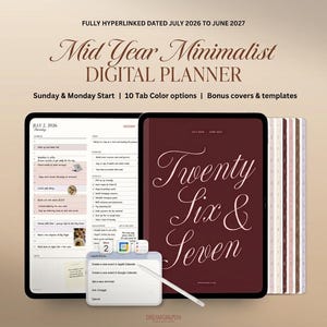 Puede incluir: Una agenda digital mostrada en dos tabletas, con una portada de color rojo oscuro con el texto Twenty Six & Seven y una página diaria abierta con fecha del 2 de julio de 2026. Incluye pestañas con hipervínculos, un lápiz óptico y un menú emergente.