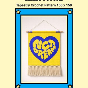Puede incluir: Un patrón de tapiz de ganchillo amarillo con un diseño de corazón azul con el texto "NCT DREAM". El tapiz mide 150 x 150 cm y tiene una franja en la parte inferior. El diseño está enmarcado en azul con detalles de estrellas.