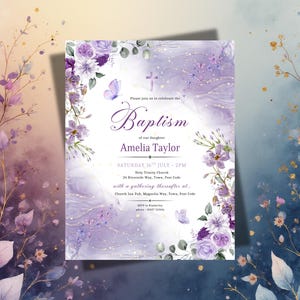 以下が含まれることがあります： 水彩デザインの洗礼の招待状。「洗礼」という言葉がエレガントな筆記体で書かれ、「Amelia Taylor」という名前が添えられています。デザインには紫の花、蝶、十字架が含まれており、イベントの日時も記載されています。