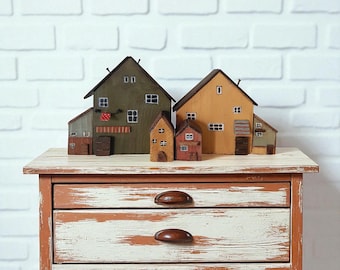 Miniaturowe rustykalne domy z drewna: ręcznie malowane domy z drewna dryftowego