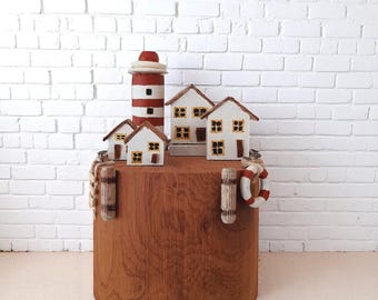 Miniatura in legno con faro e villaggio costiero - Decorazione da tavola fatta a mano