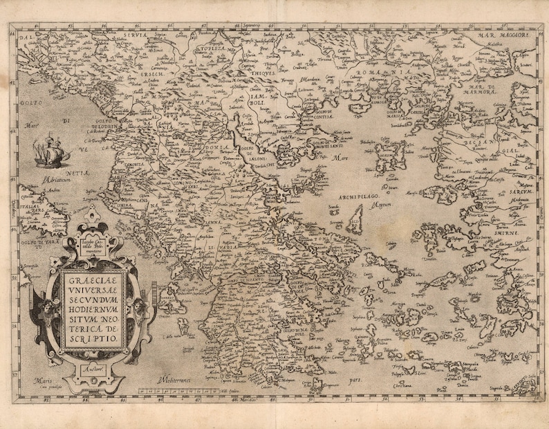 Op de afbeelding: Een vintage kaart van Griekenland, met de eilanden en de kustlijn van de Ege&iuml;sche Zee. De kaart heeft de titel "Graeciae Universae Secundum Hodiernum Sitvm. Neoterica De Scriptio." De kaart is in zwart-wit en heeft een decoratieve rand.