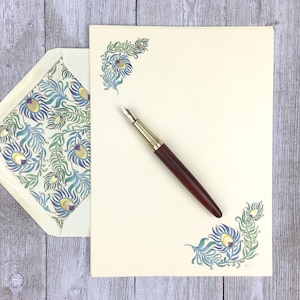 Papelería Art Nouveau con diseño de pavo real y sobres. Portafolio Kartos Peacock.