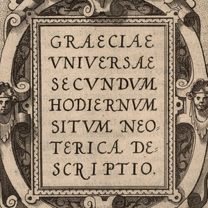 Op de afbeelding: Een zwart-witte illustratie van een decoratief kader met de tekst "GR&AElig;CI&AElig; VNIVERSAL&AElig; S&AElig;C VNDVM HODIERNVM SITVM NEO-TERICA DE-SCRIP TIO."