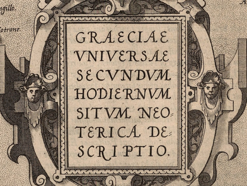 Op de afbeelding: Een zwart-witte illustratie van een decoratief kader met de tekst "GR&AElig;CI&AElig; VNIVERSAL&AElig; S&AElig;C VNDVM HODIERNVM SITVM NEO-TERICA DE-SCRIP TIO."