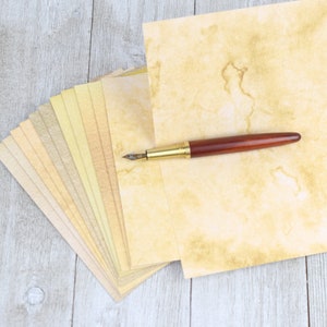 Antieke papieren notitiekaarten en enveloppen