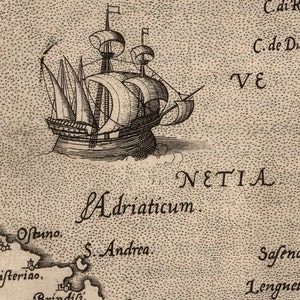 Op de afbeelding: Een zwart-witte illustratie van een schip dat op zee vaart. Het schip heeft drie zeilen en een vlag. De tekst "NETIA" en "Adriaticum" is zichtbaar in de afbeelding.