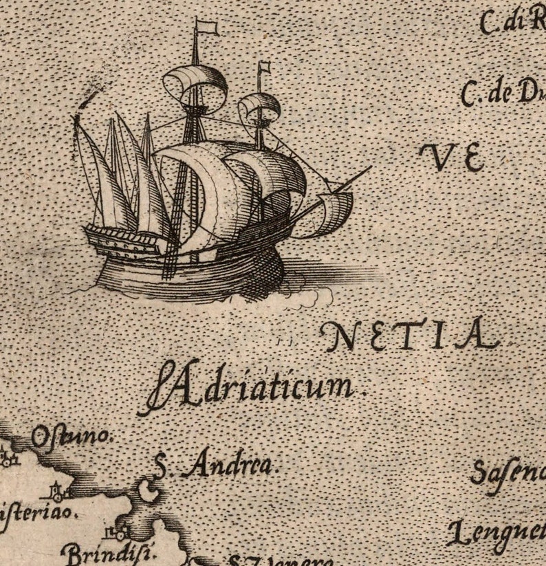 Op de afbeelding: Een zwart-witte illustratie van een schip dat op zee vaart. Het schip heeft drie zeilen en een vlag. De tekst "NETIA" en "Adriaticum" is zichtbaar in de afbeelding.