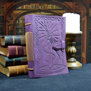 Excalibur Sword Lederbuch, Lila, mit geprägter Dame im See Design, Blank Papier