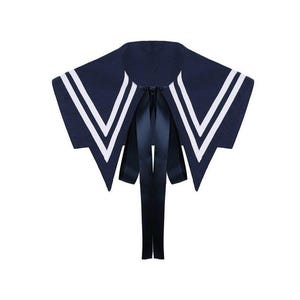 Könnte beinhalten: Marineblauer Matrosenkragen mit weißen Streifen und langen, passenden Bändern. Der Kragen hat ein V-Ausschnitt-Design und ist aus einem weichen Stoff gefertigt. Ideal für Cosplay oder um jedem Outfit einen maritimen Touch zu verleihen.