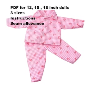 Peut inclure: Ensemble de pyjama rose pour poupée, à motif vichy et ornements de nœuds. L'ensemble comprend une chemise boutonnée et un pantalon. Le texte sur l'image indique "PDF pour poupées de 30.5, 38.1, 45.7 cm, 3 tailles, Instructions, Marge de couture."