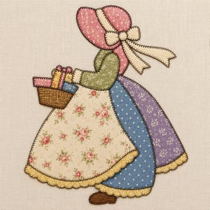 Könnte beinhalten: Stoffapplikation einer Frau mit Hut und Kleid, die einen Geschenkkorb trägt. Das Kleid der Frau weist Blumen- und Tupfenmuster in Pastellfarben auf. Die Applikation ist auf einem cremefarbenen Hintergrund aufgenäht.