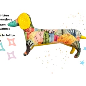 Puede incluir: Un peluche colorido con forma de perro salchicha con un diseño de retazos con árboles y formas abstractas. El perro tiene la cabeza y la cola amarillas, con el texto "Written Instructions", "Seam Allowances", "Easy to follow", "PDF" y "1 H".