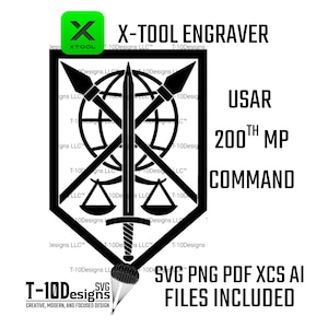 以下が含まれることがあります： 「X-TOOL ENGRAVER」と「USAR 200th MP COMMAND」の文字が入った白黒のグラフィックデザイン。剣、天秤、交差した槍が描かれた盾のデザインです。画像には「SVG PNG PDF XCS AI FILES INCLUDED」の文字も含まれています。