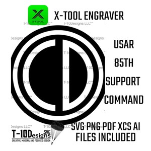 Op de afbeelding: Een grafisch ontwerp met een zwart-wit cirkelvormig embleem met de letters "CD" erin. De tekst "X-TOOL ENGRAVER", "USAR 85TH SUPPORT COMMAND" en "SVG PNG PDF XCS AI FILES INCLUDED" zijn ook aanwezig.