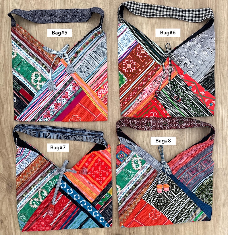 Puede incluir: Cuatro bolsos de hombro patchwork coloridos con varios patrones y texturas. Cada bolso tiene un dise&ntilde;o de correa diferente y est&aacute; etiquetado con un n&uacute;mero. Los bolsos presentan una mezcla de telas rojas, verdes, naranjas y azules.