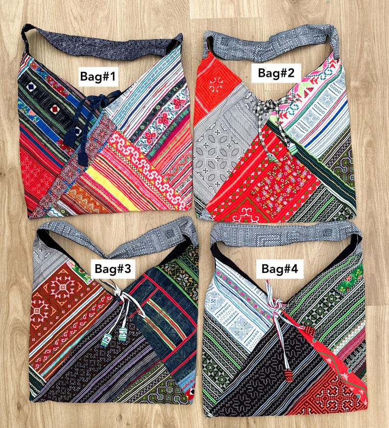 Puede incluir: Cuatro bolsos de hombro patchwork coloridos con tela estampada en rojo, azul, verde y negro. Cada bolso tiene una correa ancha y un cierre de cord&oacute;n. Las bolsas est&aacute;n etiquetadas como Bag#1, Bag#2, Bag#3 y Bag#4.