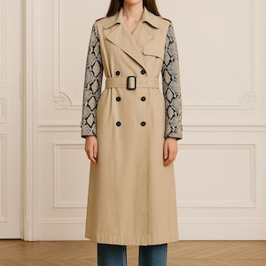 Może przedstawiać: Beżowy trencz z rękawami wężowymi, pasującym paskiem i czarnymi guzikami. Płaszcz jest noszony z niebieskimi dżinsami i czarnymi mokasynami. Płaszcz ma klasyczny dwurzędowy krój.