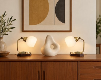 Lampade da comodino in stile Mid-Century degli anni '50, in legno di teak e ottone, con paralumi in vetro (coppia)