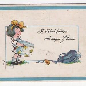 Illustrazione di cartolina d'epoca con ragazza pasquale con grande fiocco e cappello blu pulcino