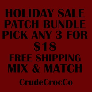 Può includere: Uno sfondo bordeaux con testo nero che promuove una vendita per le vacanze. Il testo recita "HOLIDAY SALE PATCH BUNDLE PICK ANY 3 FOR 18$ MIX & MATCH" con il nome del marchio "CrudeCrocCo" in basso.