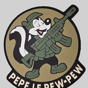 Puede incluir: Un parche con un dibujo animado de un zorrillo con uniforme militar, sosteniendo un rifle verde. El zorrillo es blanco y negro, con un sombrero y uniforme verdes. El parche tiene el texto "PEPE LE PEW-PEW" en letras blancas sobre un borde negro.