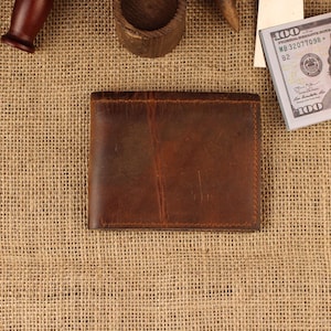 Cartera plegable de cuero marrón castaño hecha a mano, cartera de cuero antiguo con grabado personalizado, cuero de grano completo con RFID, regalo para él