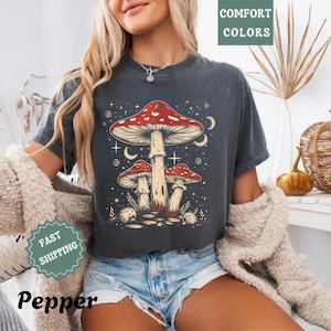 Maglietta Comfort Colors® cottagecore con motivo a fungo – grafica estetica fairycore con design a fungo della foresta magica, morbido stile vintage, vintage