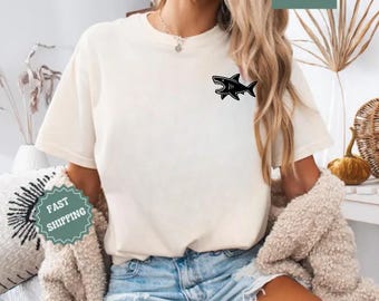 Sweat-shirt minimaliste avec contour requin et couleurs confortables pour les amoureux de l'océan