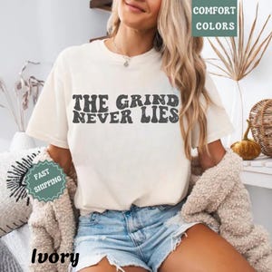The Grind Never Lies Shirt gedruckt auf Comfort Colors, Motivations-Trainings-Fitnessstudio-Shirt für Hustlers, grobkörnige Mindset-Fitnesskleidung, Angst