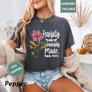 Maglietta cristiana floreale Comfort Colors con citazione &quot;Fatto con timore e meraviglia&quot;, maglietta con versetto della Bibbia, maglietta ispiratrice di fede, motivazione
