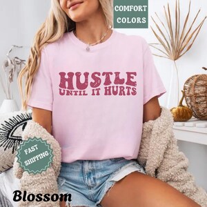 Camiseta Comfort Colors Hustle Until It Hurts: Roupas para treino de academia