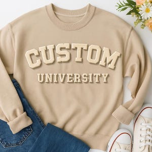 Aangepast sweatshirt met opvallende tekst in reliëf op borst en mouw, gepersonaliseerd uniseks cadeau voor mannen of vrouwen, hoodie met verhoogde tekst