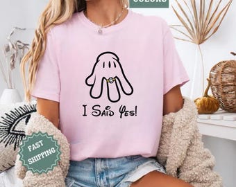 コンフォートカラーズ® ディズニーエンゲージメントシャツ – 「I Asked I Said Yes」カップルTシャツ、お揃いのプロポーズ衣装、キュートなディズニー風Tシャツ