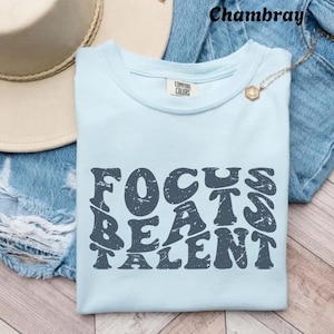 Comfort Colors® Fokus schlägt Talent-Shirt - Motivations-Disziplin-T-Shirt für Fitnessstudio, Hustle, Schule oder Unternehmer-Mentalität, motivierendes Tshirt