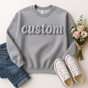 Personalisiertes Sweatshirt mit Bold Puff Embossed Text auf Brust und Ärmel, personalisiertes Unisex Geschenk für Männer oder Frauen, erhabener Text Hoodie, Shirt