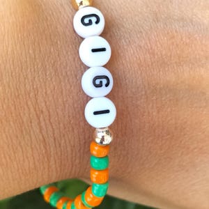 Pulseras de cuentas de color verde naranja, pulsera de cuentas con letras personalizadas, pulseras de amistad con nombre personalizado, joyas hechas a mano para niños y mujeres.