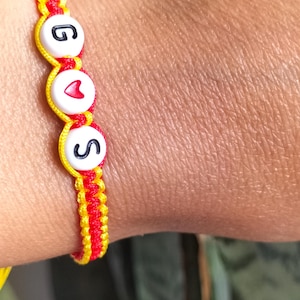 Geelrode handgemaakte geweven en gevlochten armbanden | Verstelbare boho-vriendschapsarmbanden | Kleurrijke katoenen armbanden met kralen voor gepersonaliseerde cadeaus