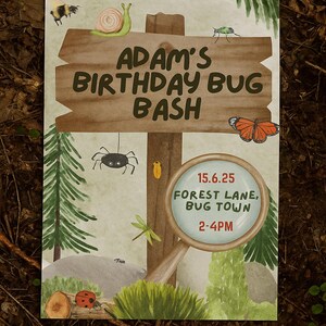 Könnte beinhalten: Eine verspielte Einladung für "Adam's Birthday Bug Bash" mit einem Holzschild-Design. Die Einladung enthält Illustrationen von Insekten wie einer Biene, einer Schnecke, einer Spinne und einem Schmetterling, sowie Datum, Uhrzeit und Ort.