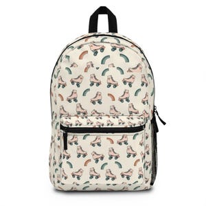 Könnte beinhalten: Cremefarbener Rucksack mit einem sich wiederholenden Muster aus rosa Rollschuhen, Regenbogen und Sternen. Der Rucksack hat einen schwarzen oberen Griff, eine vordere Reißverschlusstasche und eine seitliche Netztasche. Das Design ist verspielt und für die Schule oder Reisen geeignet.