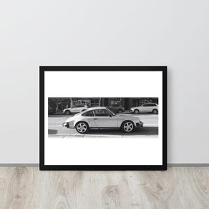 Porsche 911 d'epoca su Division Street – Stampa fotografica in bianco e nero di un'auto di Chicago / Arte murale automobilistica urbana
