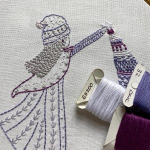 colocando o painel de tecido da árvore para bordado