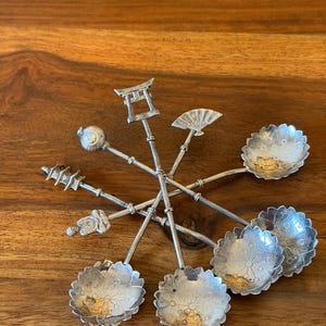 Peut inclure: Ensemble de trois tasses en céramique avec une finition mate et mouchetée. Les tasses sont de couleur crème, gris clair et gris foncé. Chaque tasse a un design simple et minimaliste, parfait pour le café ou le thé.