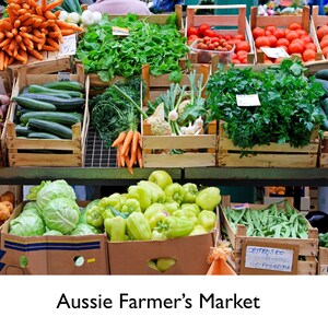 Op de afbeelding: Aussie Farmer's Market met verse producten. Houten kisten bevatten wortelen, bieten, komkommers, tomaten, groene paprika's en meer. De afbeelding toont een kleurrijke marktstand.