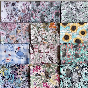 K&ouml;nnte beinhalten: Zw&ouml;lf Stoffquadrate mit verschiedenen floralen und Naturmustern. Designs zeigen Sonnenblumen, V&ouml;gel, Schmetterlinge und Blumen in Blau, Rosa, Gr&uuml;n und Gelb. Die Stoffe sind in einem Raster angeordnet und bieten eine Vielzahl von Designs.