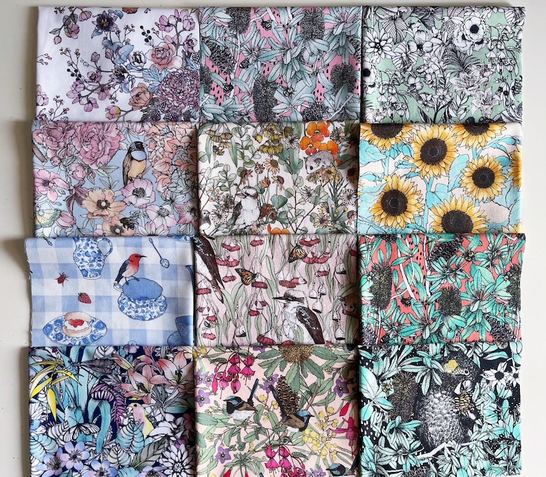 K&ouml;nnte beinhalten: Zw&ouml;lf Stoffquadrate mit verschiedenen floralen und Naturmustern. Designs zeigen Sonnenblumen, V&ouml;gel, Schmetterlinge und Blumen in Blau, Rosa, Gr&uuml;n und Gelb. Die Stoffe sind in einem Raster angeordnet und bieten eine Vielzahl von Designs.